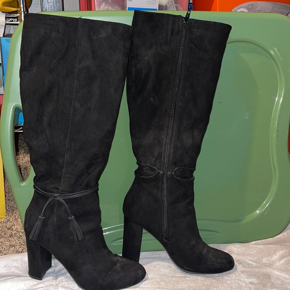 Boots below the knee black